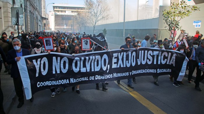 A 47 años del golpe militar: Cerca de 350 personas marcharon hasta el cementerio general