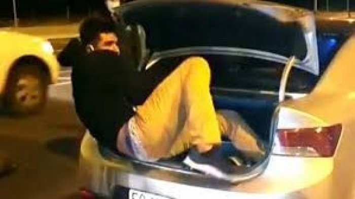 Detectado por un perro policial lo encontró: Una persona trató de burlar control viajando en el maletero de un auto