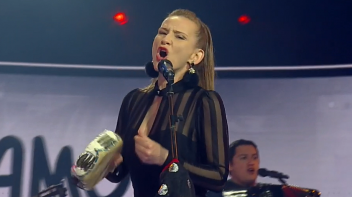 Imperdible: Sigrid Alegría sorprendió al cantar con su grupo musical Aparcoa