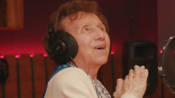 Impresionante: Adultos Mayores emocionaron a todos tras interpretar la canción “La vida es un carnaval”