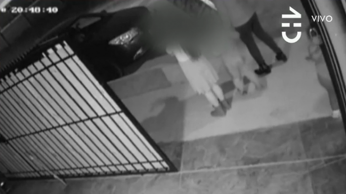 Solo se salvaron por milagro: Una familia alcanza a protegerse tras el choque de un auto al portón de su casa