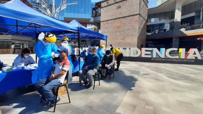 Gran cantidad de público en Independencia tras pasar a fase 2: Cientos de personas llegan a comprar telas