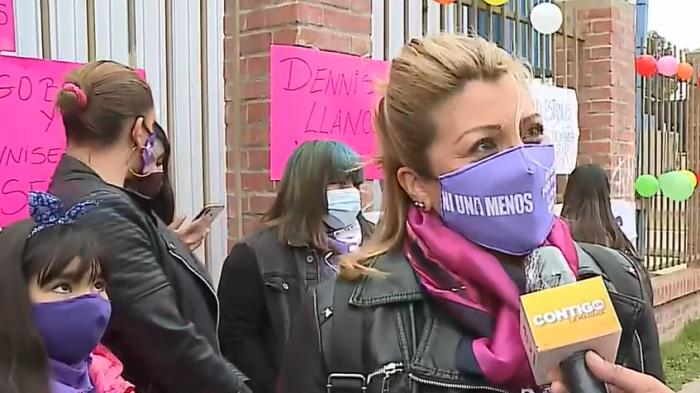 A minutos de la formalización de la madre de Ámbar Cornejo: Un grupo de manifestantes llegó al tribunal de Villa Alemana para exigir justicia para la joven