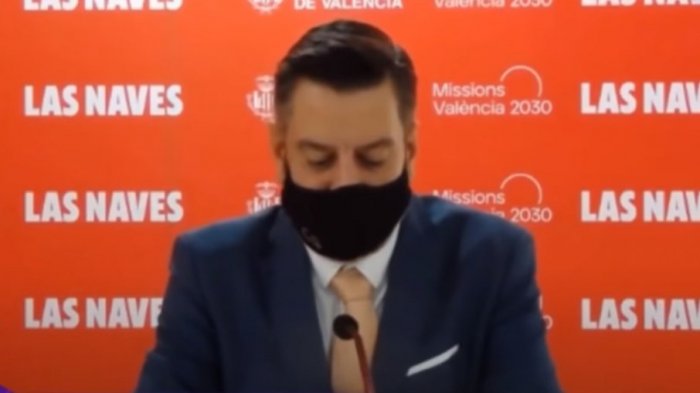 Concejal español simuló hablar inglés: Aprovechó mascarilla para usar doblaje