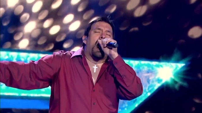 Tom Jones tuvo que lidiar con la desafinación en su presentación