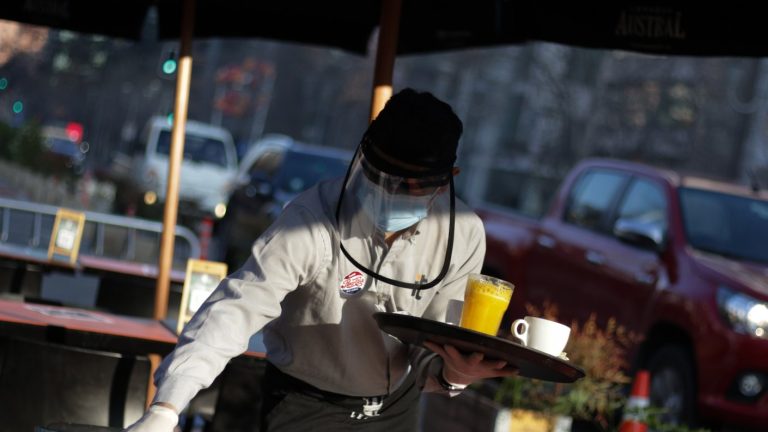 Con mascarilla, a un metro y al aire libre: Abren bares y restaurantes en comunas en Preparación