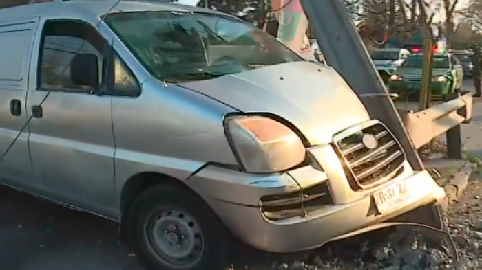 Choque de furgón contra un poste deja sin energía algunos sectores de la comuna de El Bosque