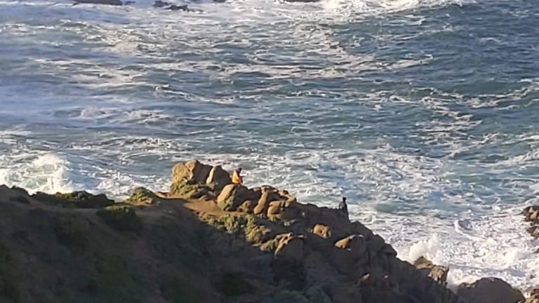 Se lo llevó una ola cuando intentaba sacar una foto: Armada lo busca por cielo, mar y tierra