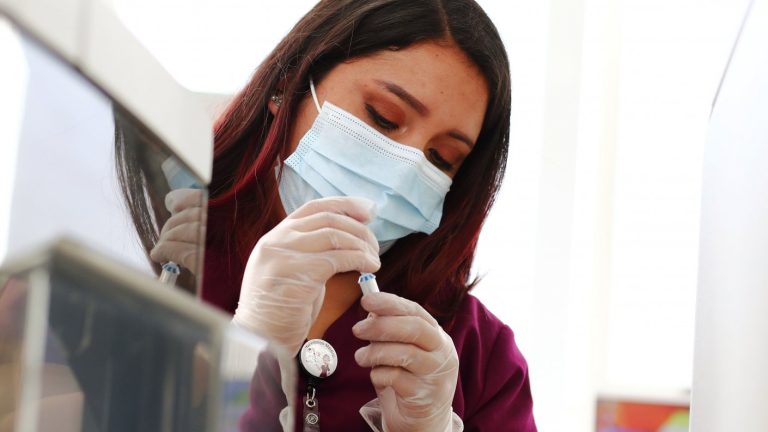 Minsal informó 1.054 nuevos casos de COVID-19, la cifra más baja desde mayo