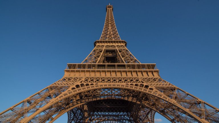 Evacúan la torre Eiffel por alerta de bomba