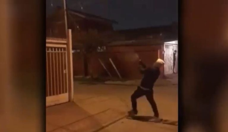 Sujeto bajó de un auto, ordenó a vecinos entrar a sus casas y se puso a disparar con una subametralladora