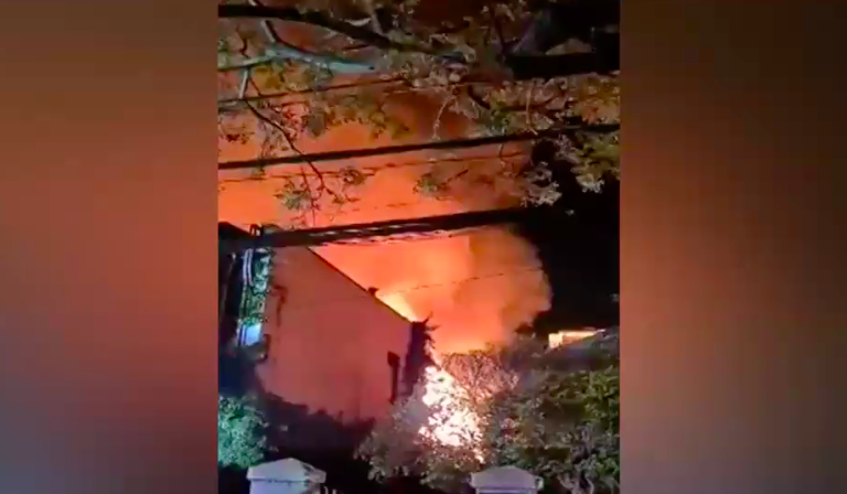 Incendio afectó a hogar de adultos mayores: 16 carros de Bomberos trabajaron en el lugar