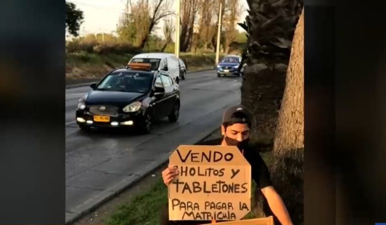 La historia de tres estudiantes universitarios que trabajan para ayudar a sus familias durante la pandemia