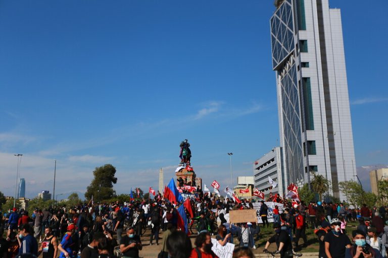 Protestas en Plaza Italia por joven que cayó al río Mapocho: Metro cerró los accesos a estación Baquedano
