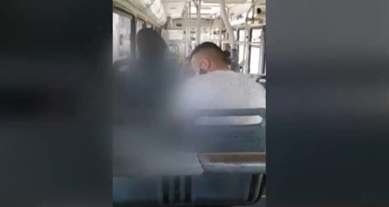Denuncian a adulto por violenta reprimenda a un niño registrada en un bus del transporte público