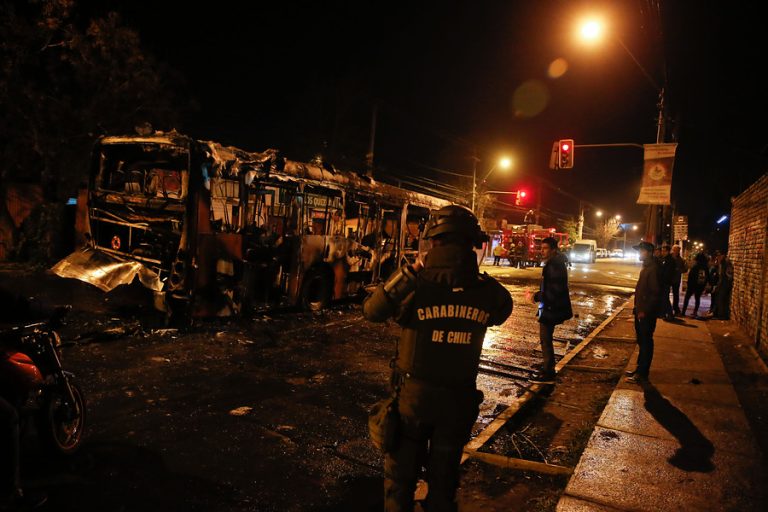Manifestación en Puente Alto terminó con un bus quemado y el ataque a la comisaría de Bajos de Mena