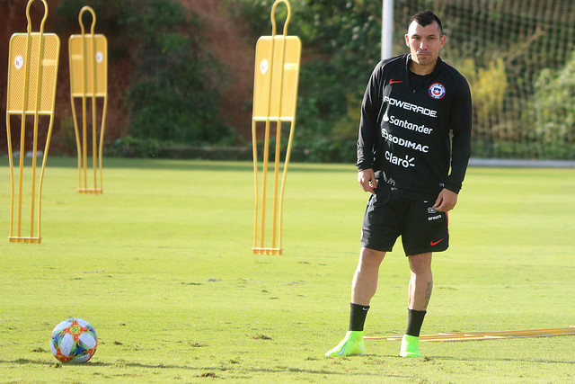 Gary Medel sale lesionado en Bologna y queda en duda su participación en próximas fechas de la Roja