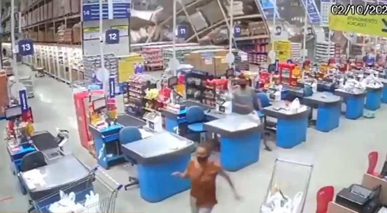 Video muestra el derrumbe de una estantería en supermercado de Brasil: Hay un muerto y ocho heridos