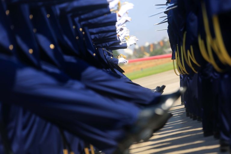 Dos funcionarios de la FACh fueron detenidos en Temuco: Lanzaban piedras a vehículo de Carabineros