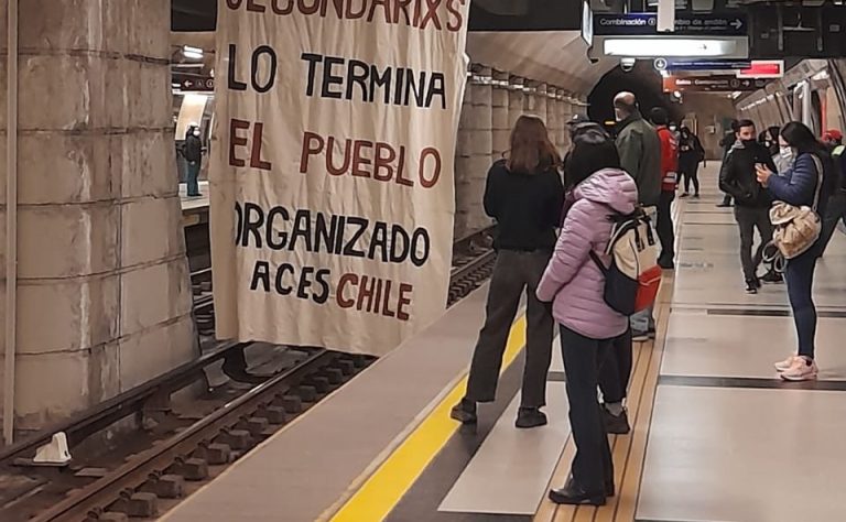 Secundarios protestan en estación Plaza Egaña a un año de las evasiones masivas