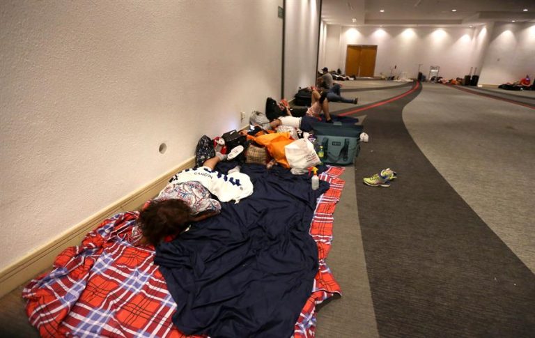 Turistas en Cancún fueron evacuados ante inminente llegada del huracán Delta