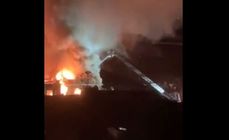 Incendio en pleno centro de Santiago afectó a viviendas y dejó cerca de 30 damnificados