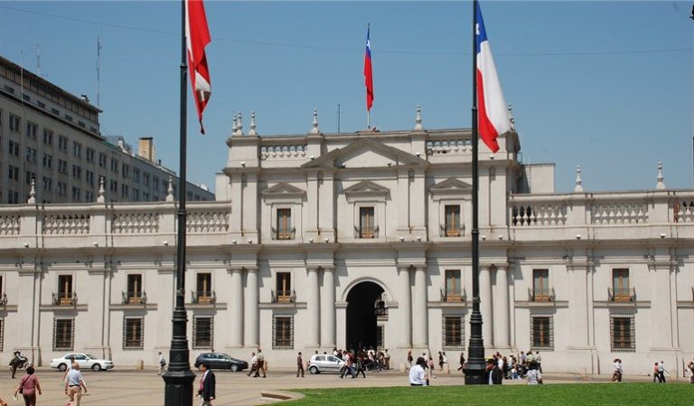 Tres funcionarios de La Moneda están contagiados con COVID-19