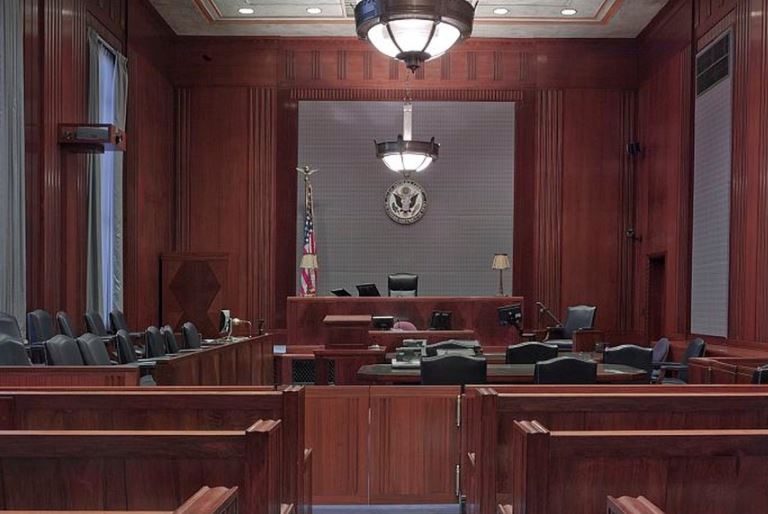 Tiene 41 años y demandó a sus padres para que lo mantengan de por vida