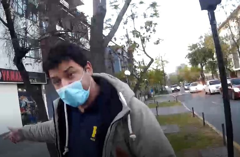 El tenso momento en que la PDI sorprende al carabinero que pasaba por fuera de la casa de la fiscal Chong