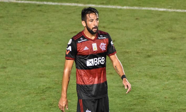 Mauricio Isla jugó 90 minutos, pese a no poder viajar para jugar por La Roja