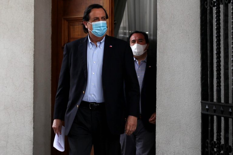 Oposición ingresó acusación constitucional contra ministro Pérez