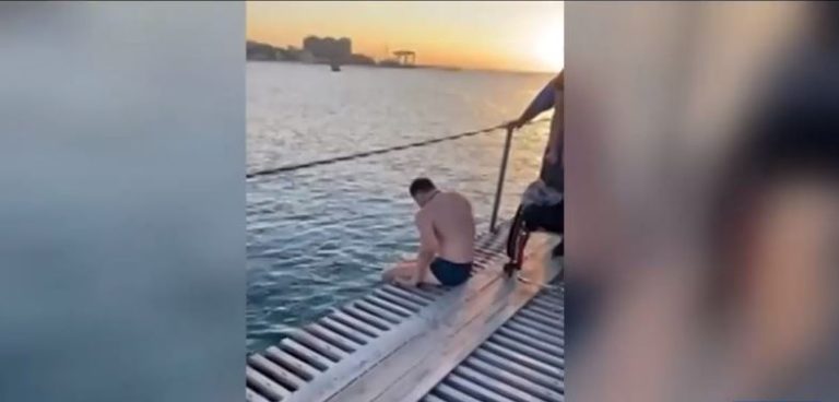 Joven en silla de ruedas se lanzó al mar para ayudar a persona que se estaba ahogando
