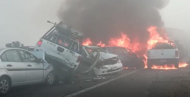 Accidente múltiple en Victoria dejó al menos 2 fallecidos y 14 vehículos involucrados