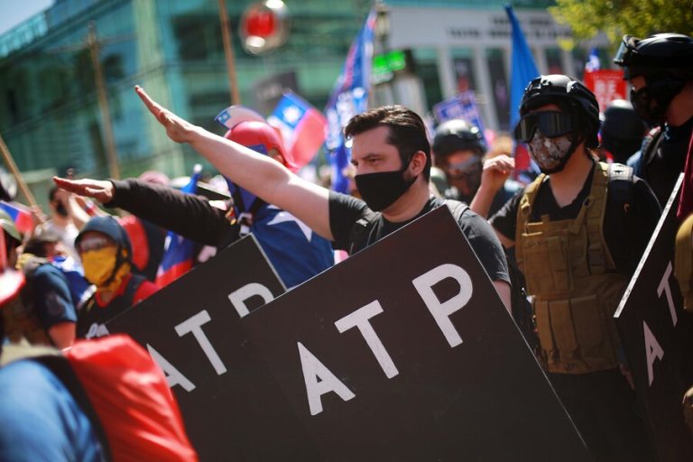 Adherentes de la opción Rechazo se manifestaron en Las Condes con banderas chilenas y de Donald Trump