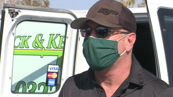 Cerrajero ayudó a mujer que se encontraba secuestrada: Tenía escrito 