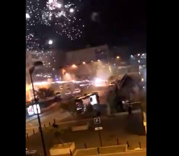 Con fuegos artificiales y proyectiles: Así fue el impresionante ataque a una comisaría