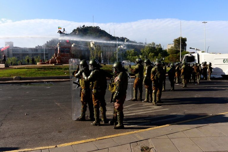 Aprobación a Carabineros cae a 36% y vuelve a su nivel más bajo desde el 18-O, según Cadem