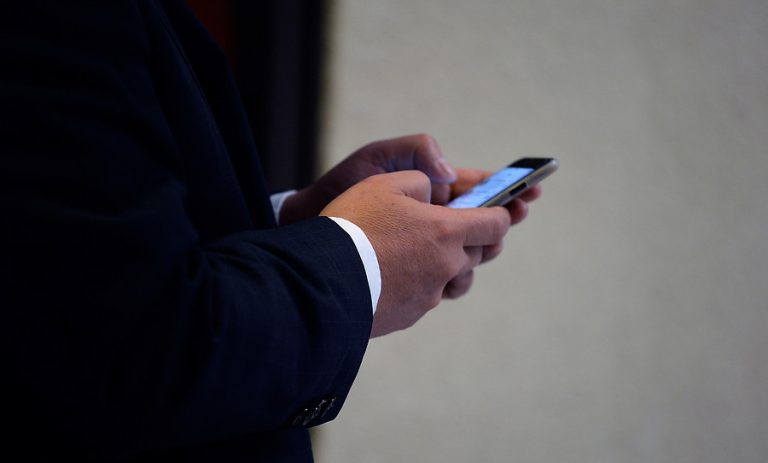 Nuevo estudio sobre el COVID-19 revela que el virus sobreviviría más tiempo en celulares y billeteras