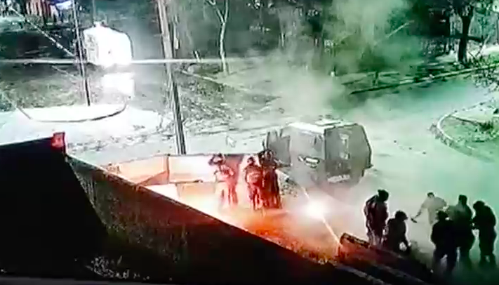 Carabinero sufrió quemaduras graves tras ser impactado por bomba molotov en Peñalolén