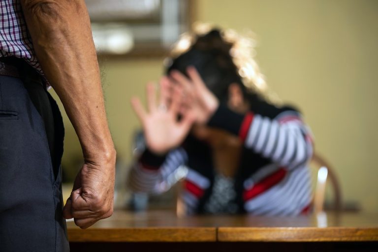 Hombre reveló que golpeó a su esposa en indignante confesión por Facebook