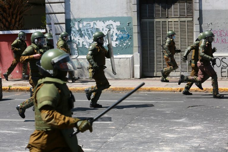 Amnistía Internacional pidió investigación penal contra el Alto Mando de Carabineros por violaciones a los DD.HH.