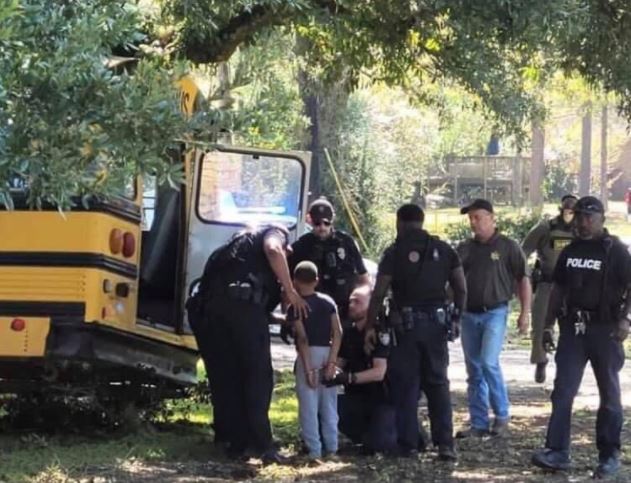Niño de 11 años se robó el bus del colegio y escapó de la policía: Terminó chocando con un árbol