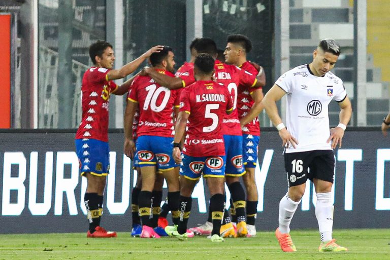 Unión Española hunde a Colo Colo y lo golea a domicilio