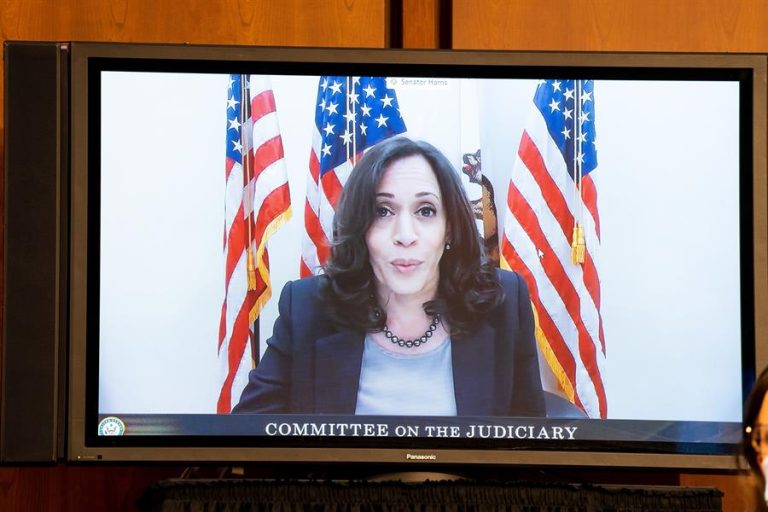 Kamala Harris pausa campaña tras contagios de COVID-19 en su entorno