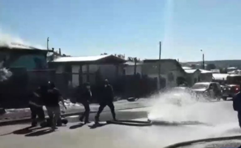 Bombero intentaba combatir un incendio, algo falló y sufrió un grave accidente con la manguera