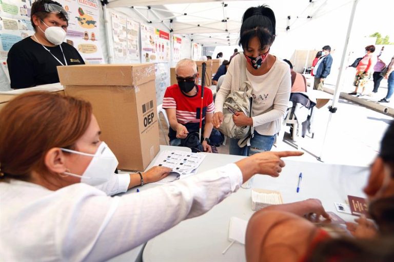 Elecciones en Bolivia: Comienza jornada para elegir presidente y Parlamento
