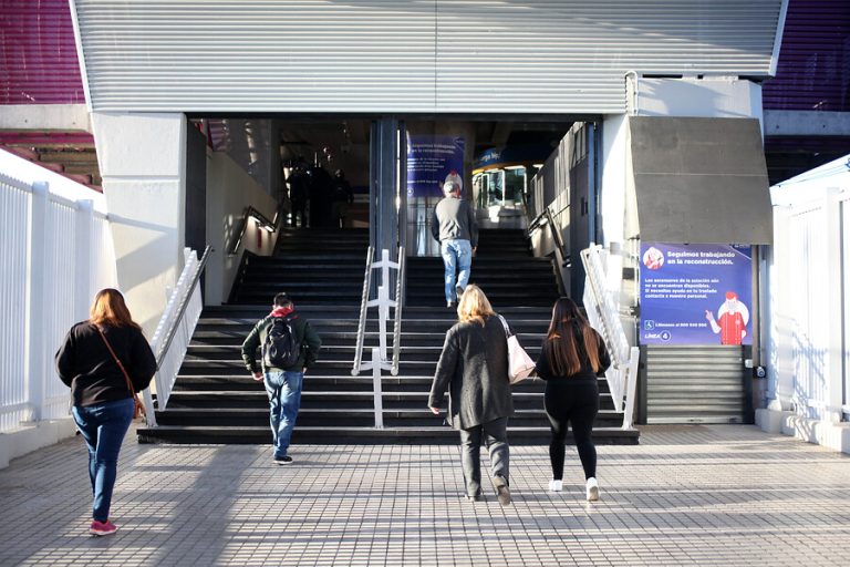 Estaciones del Metro de Santiago se mantienen cerradas por manifestaciones