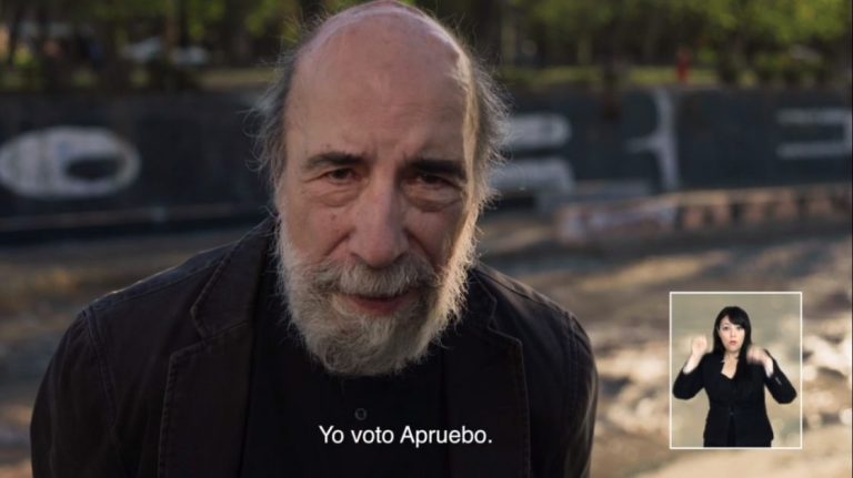 Raúl Zurita participa en franja del Apruebo con video grabado desde el puente Pío Nono