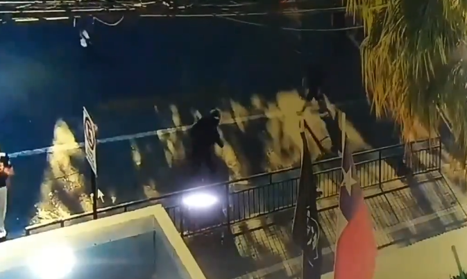 Carabineros reporta ataque a comisaría de Puente Alto tras manifestación en metro Protectora de la Infancia