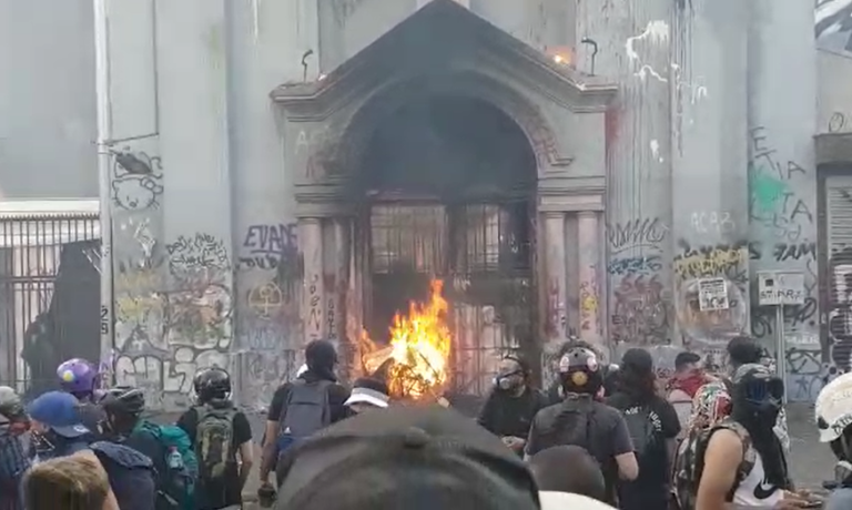 Así reportó Carabineros el voraz incendio que consumió la Parroquia de la Asunción